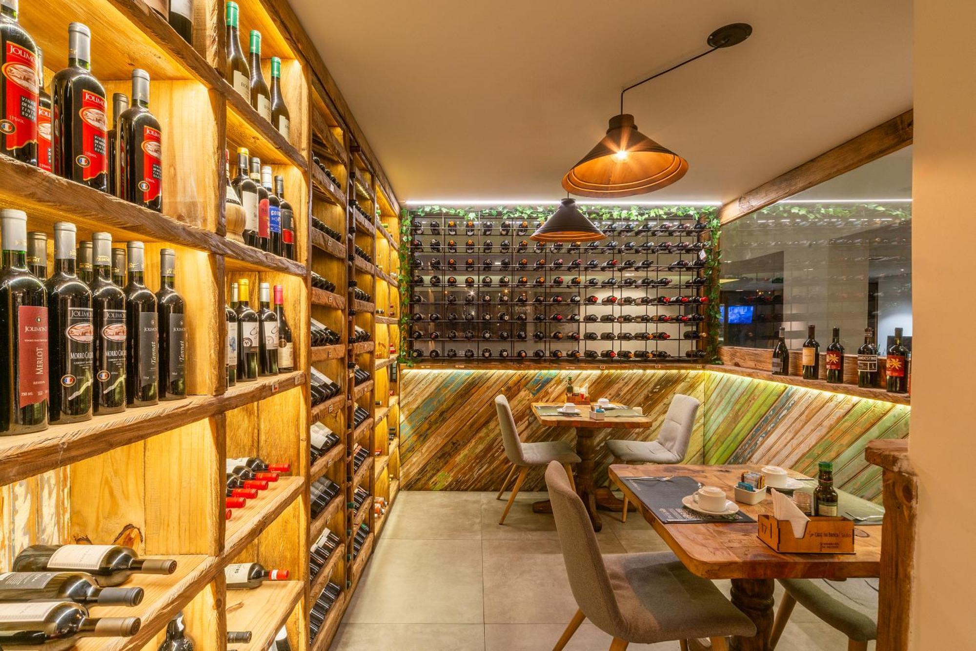 Hotel Laghetto Stilo Centro 그라마도 외부 사진 Wine bar in Madrid, Spain