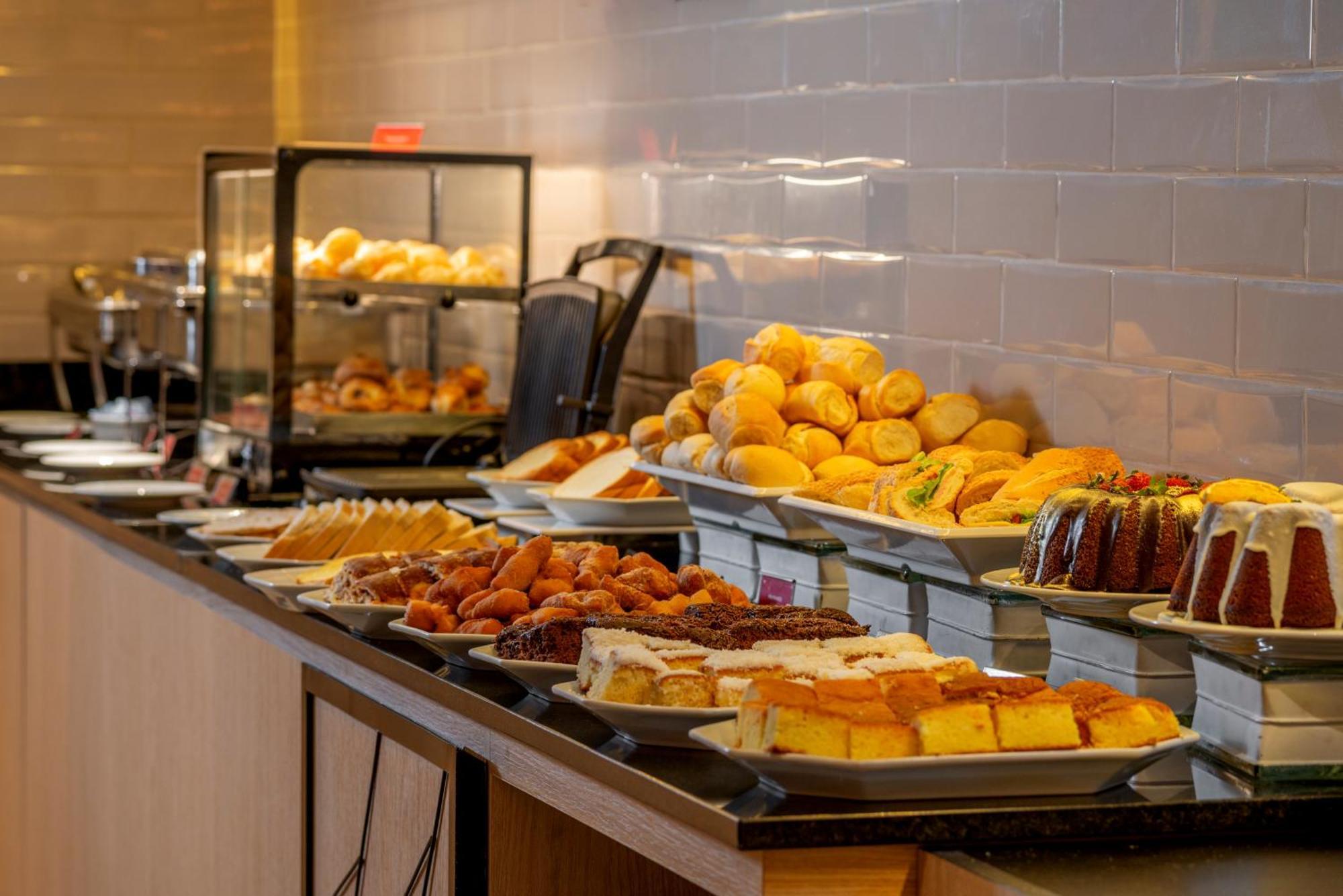 Hotel Laghetto Stilo Centro 그라마도 외부 사진 A selection of pastries at a buffet