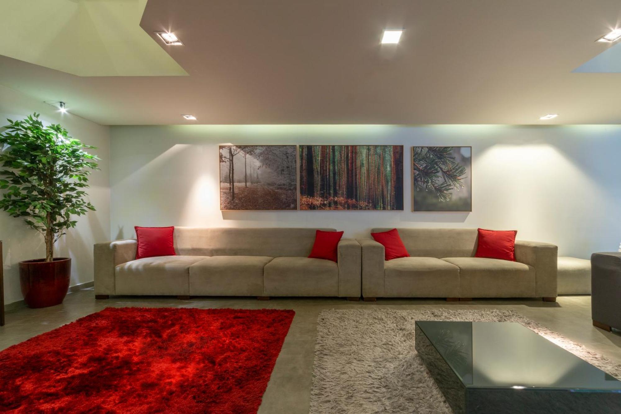 Hotel Laghetto Stilo Centro 그라마도 외부 사진 A living room with a red carpet