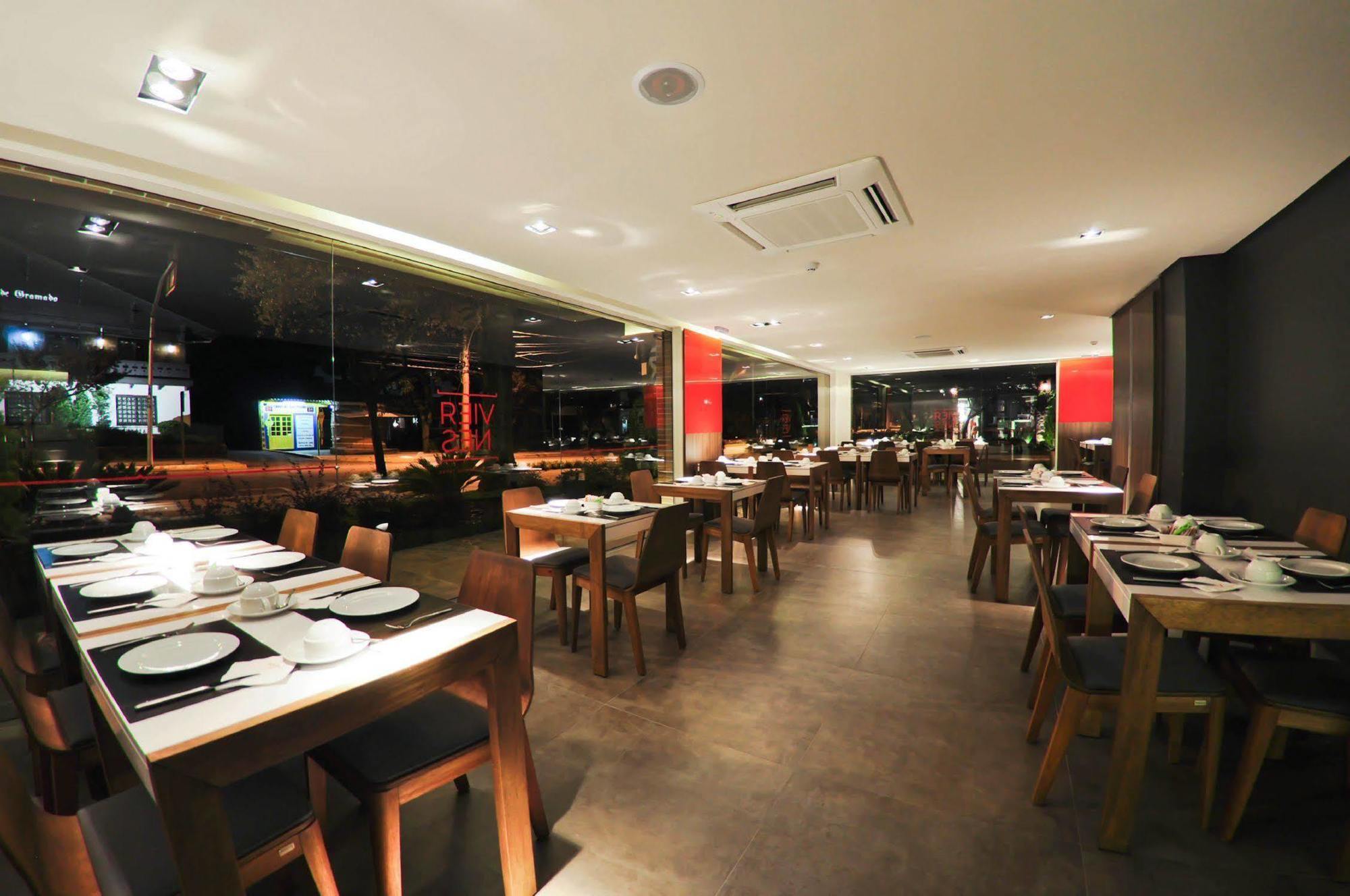 Hotel Laghetto Stilo Centro 그라마도 외부 사진 Interior of a restaurant in Singapore